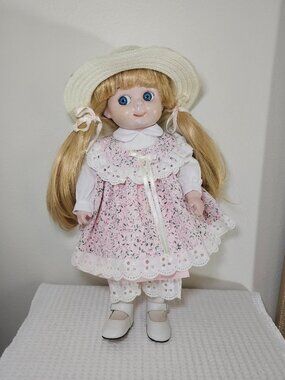 Vintage Dynasty Doll Collection - Betsy